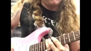 Fingering Tight Wet Pink Playtoy (guitar)!