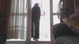 Musulmane En Hijab Seins Nus Face a un Grutier