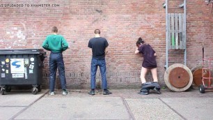 Ein Girl und 2 Typen pissen an die Wand!